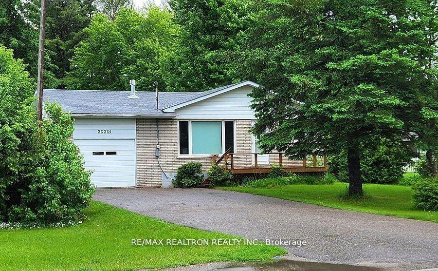 20201 Yonge Street, East Gwillimbury, ON, exterior