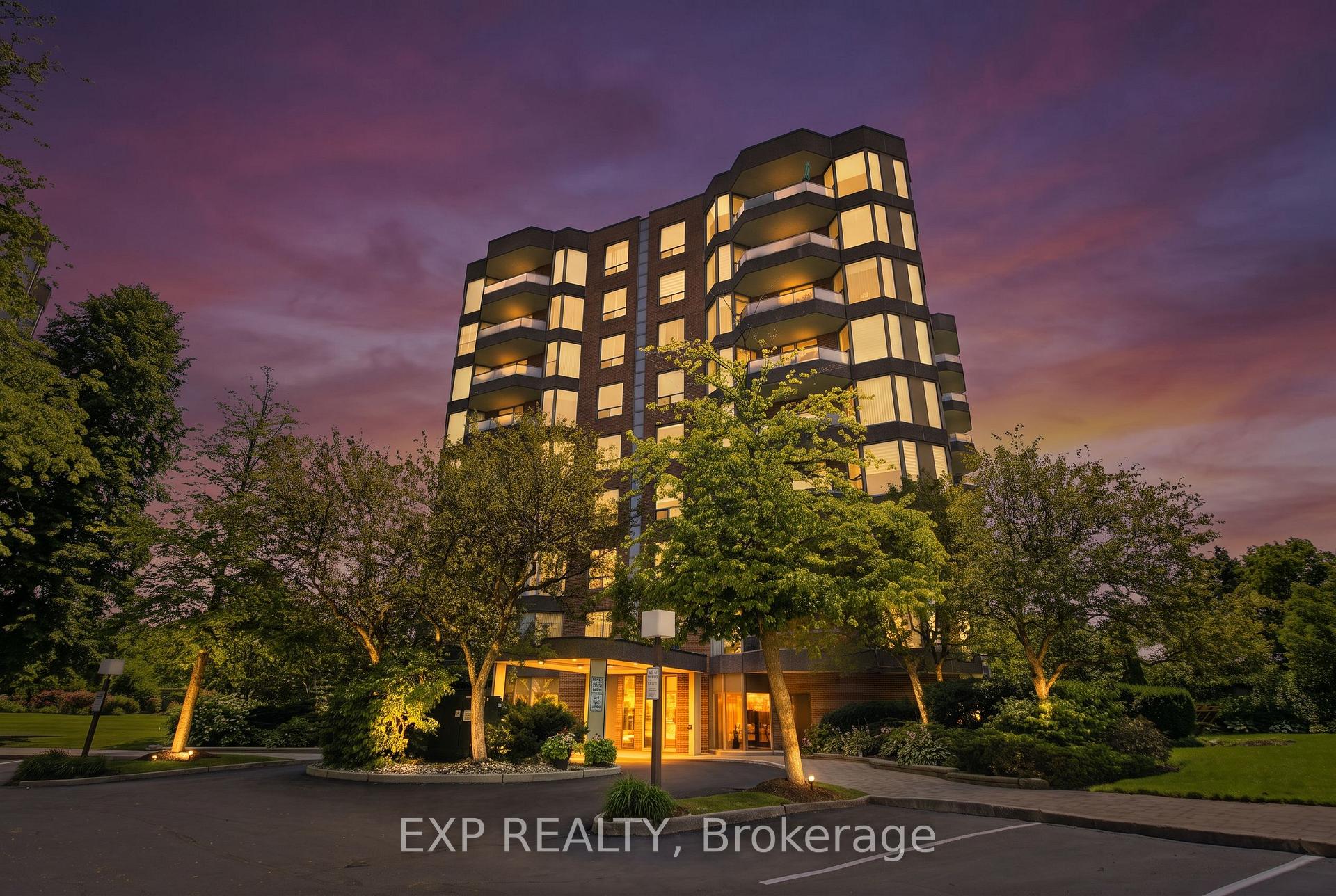 302 - 1903 Pilgrims Way, Oakville, ON, exterior