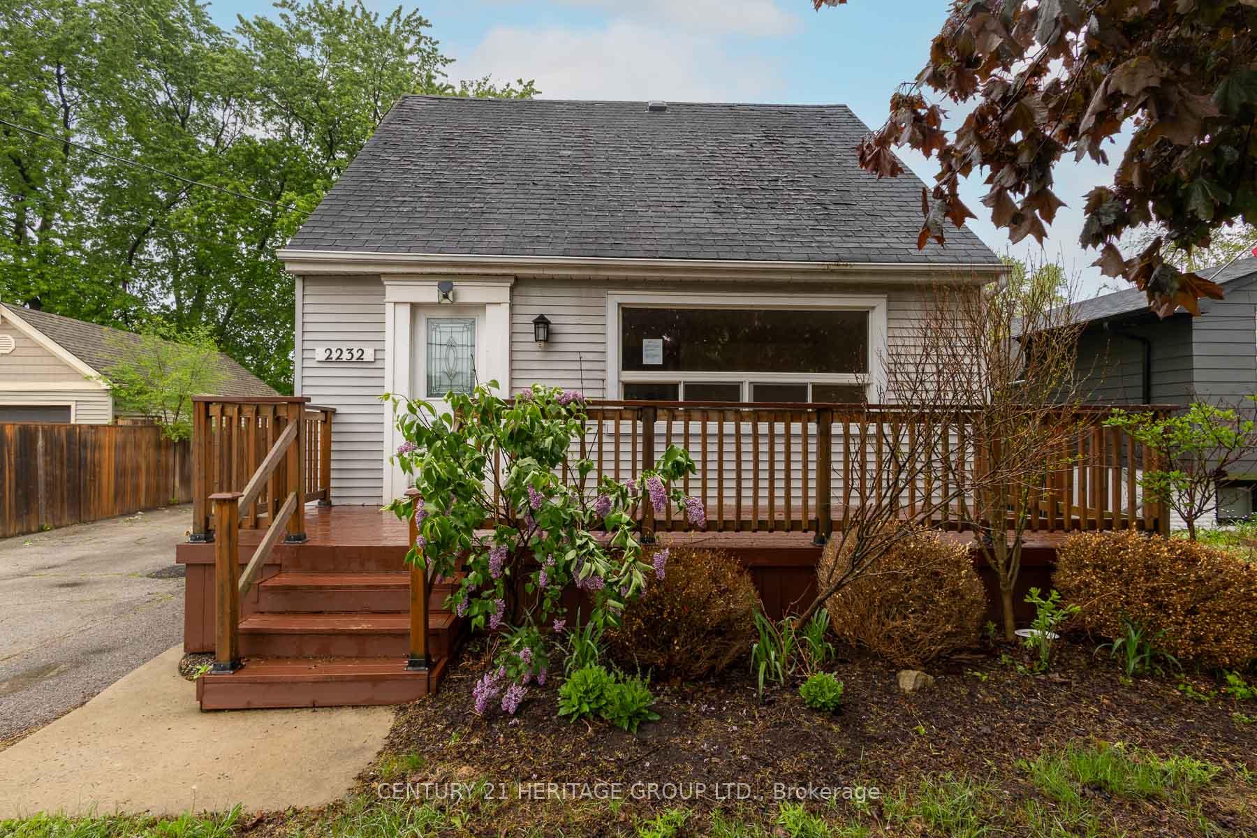 2232 Queensway Drive, Burlington, ON, exterior