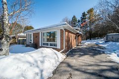 21 Huron Court, Aurora, ON, exterior
