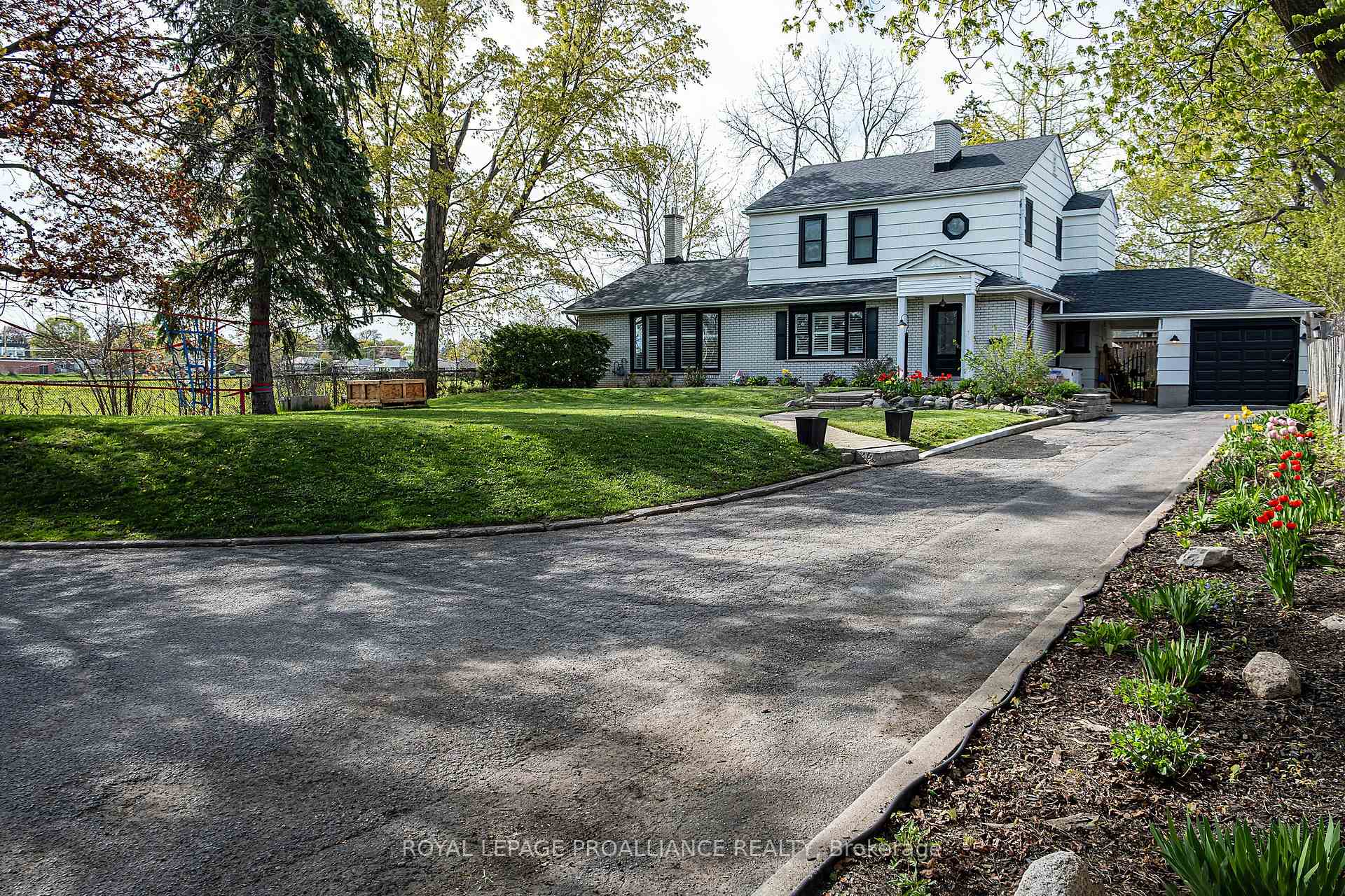 306 Dundas Street W, Quinte West, ON, exterior