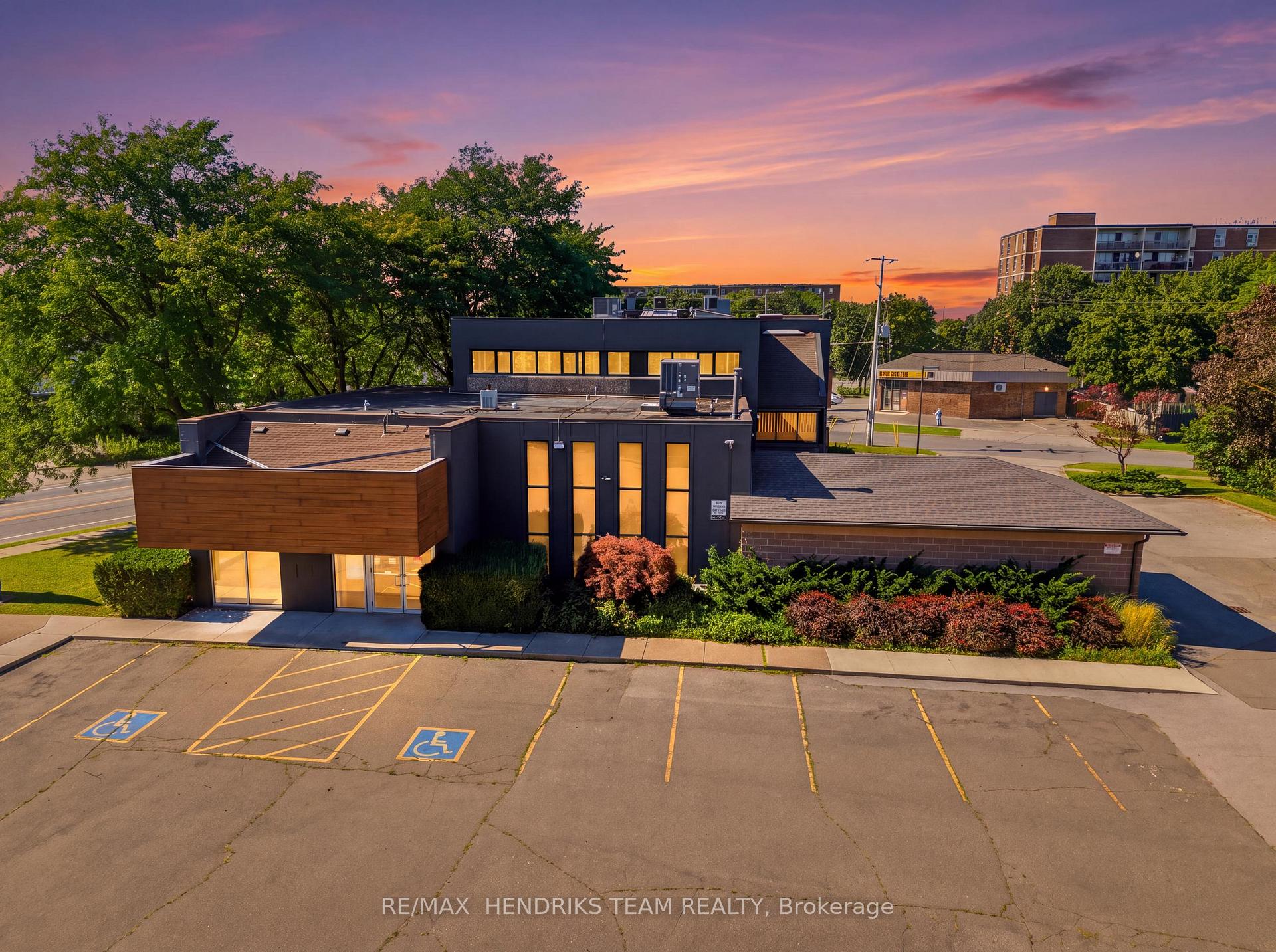 320 Vine Street, St. Catharines, ON, exterior
