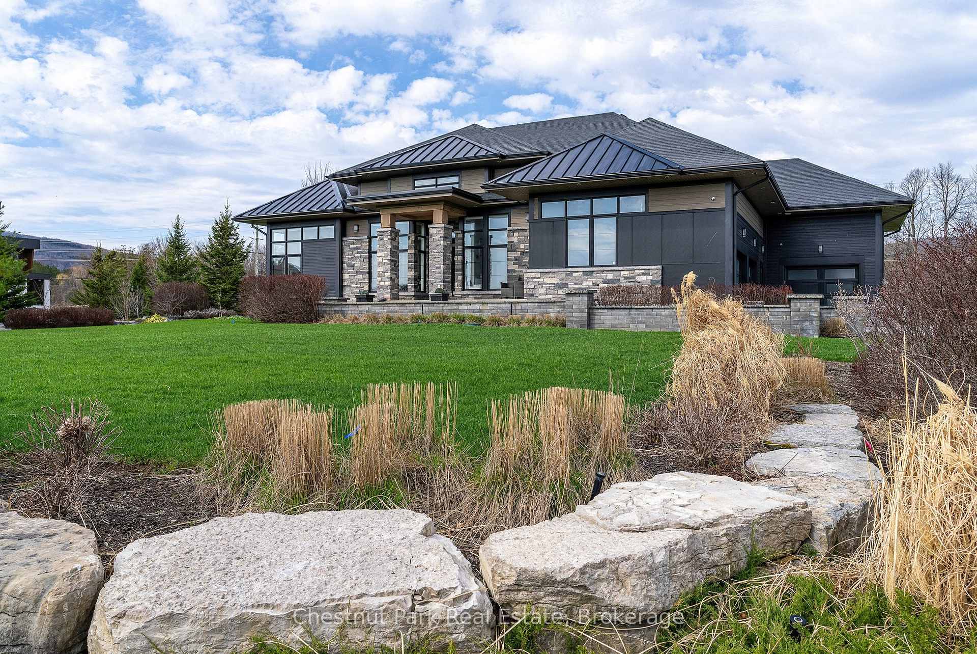 1 Windrose Valley Boulevard, Clearview, ON, exterior