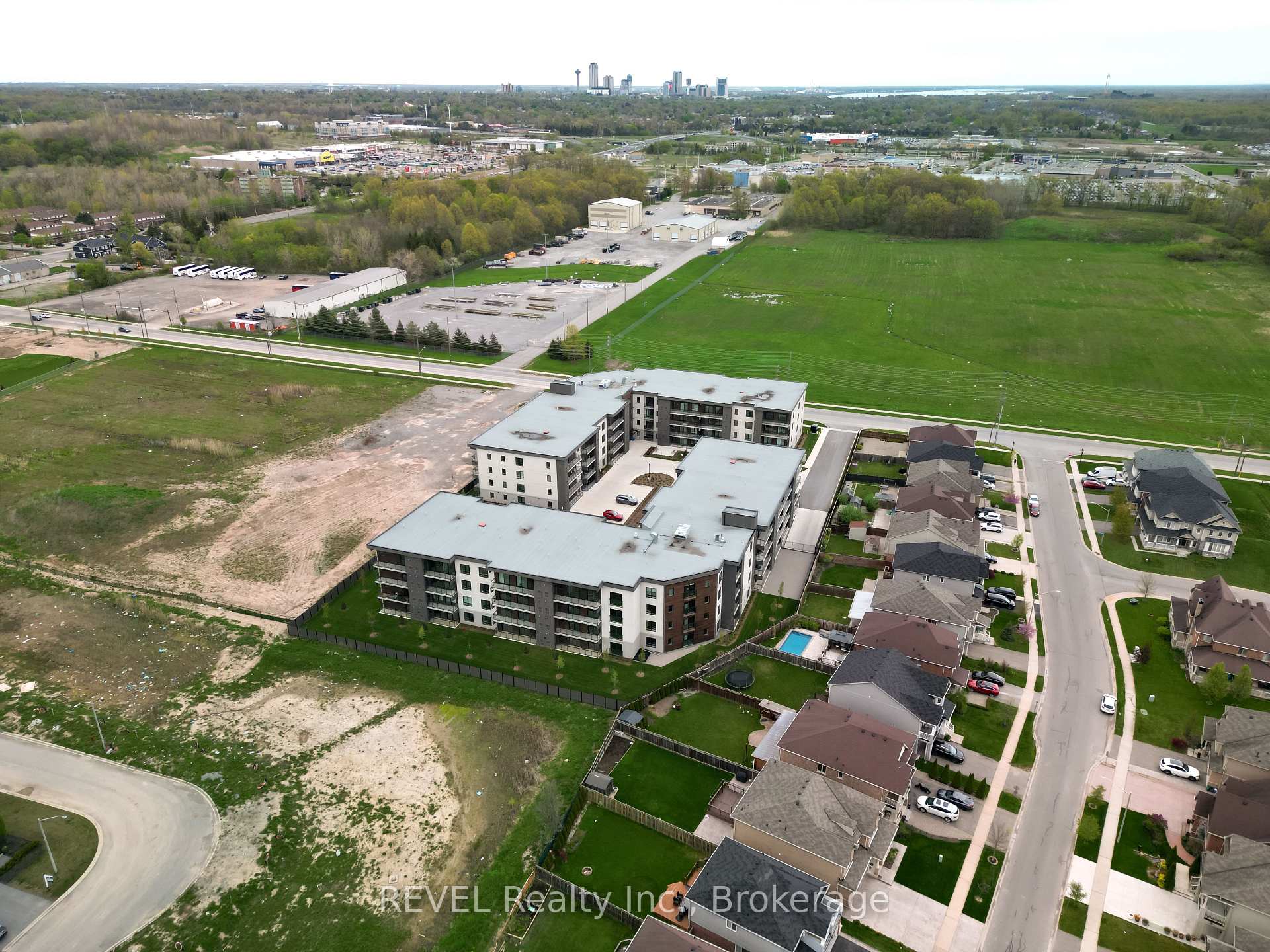 216 - 7549A KALAR Road, Niagara Falls, ON, exterior