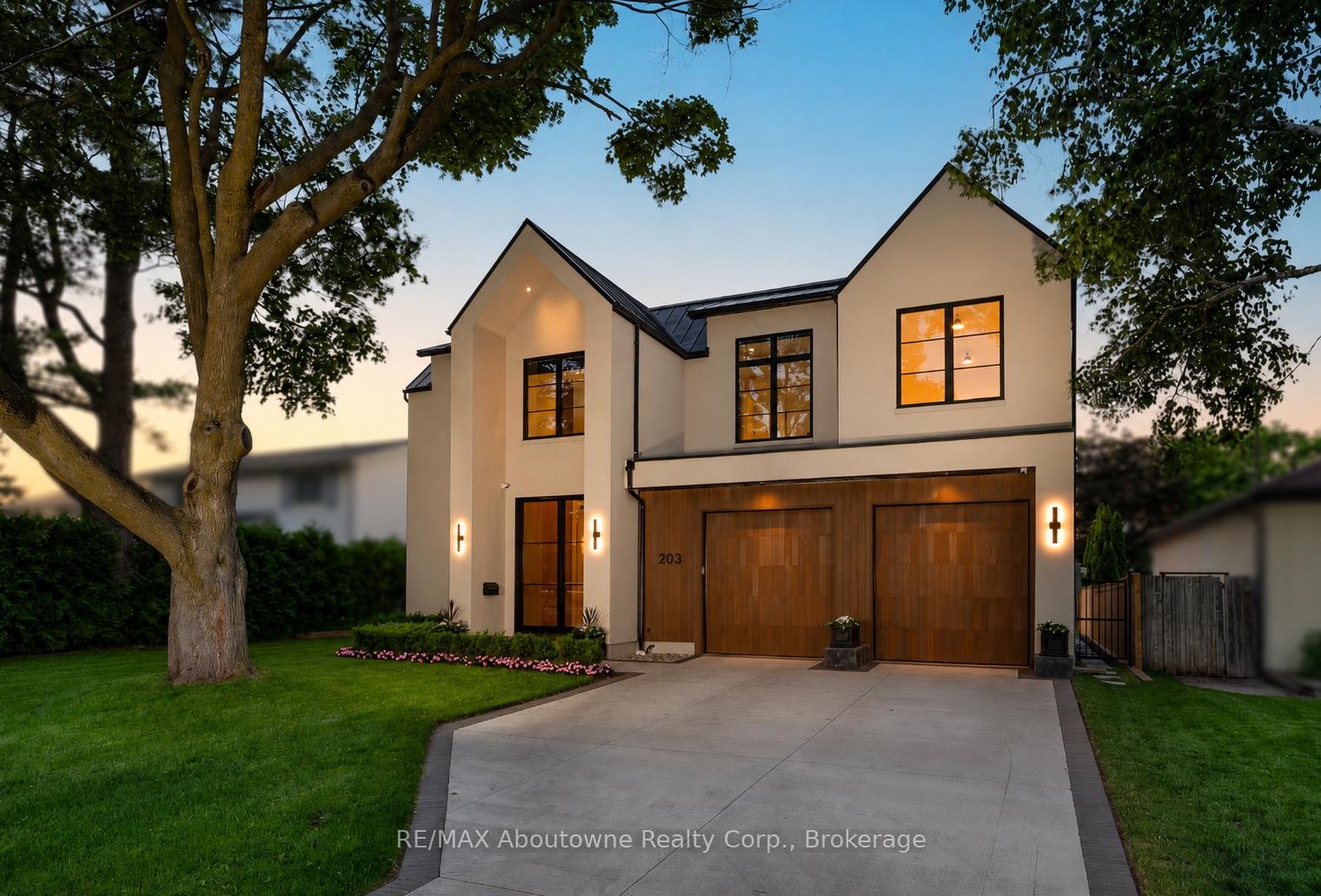203 Weybourne Road, Oakville, ON, exterior