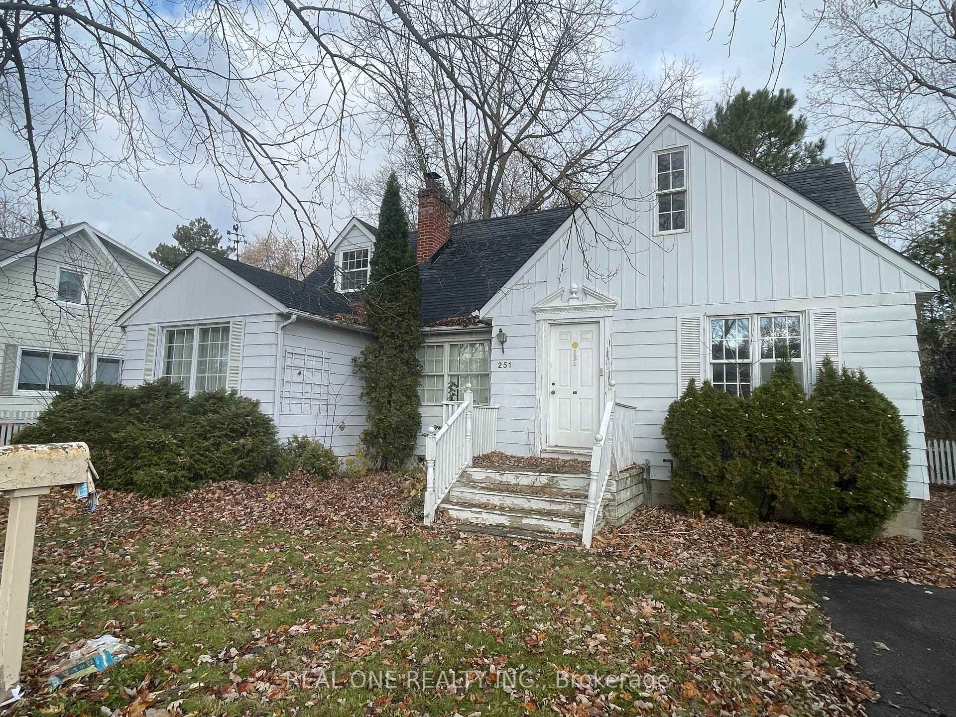 251 Richmond Street, Richmond Hill, ON, exterior