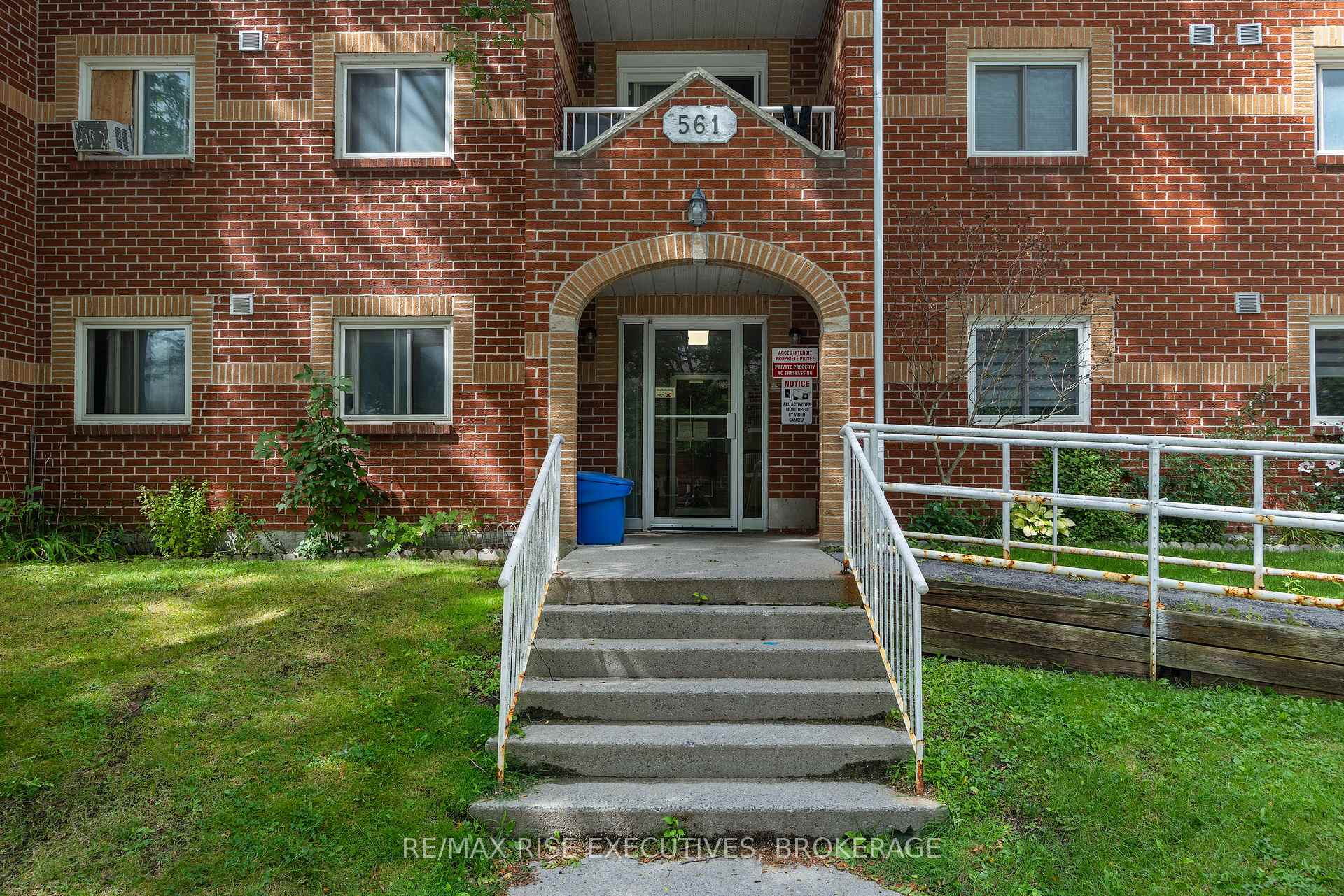 305 - 561 Armstrong Road, Kingston, ON, exterior