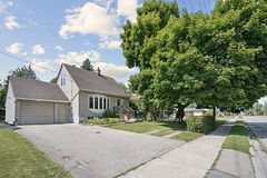2343 Mountainside Drive, Burlington, ON, exterior