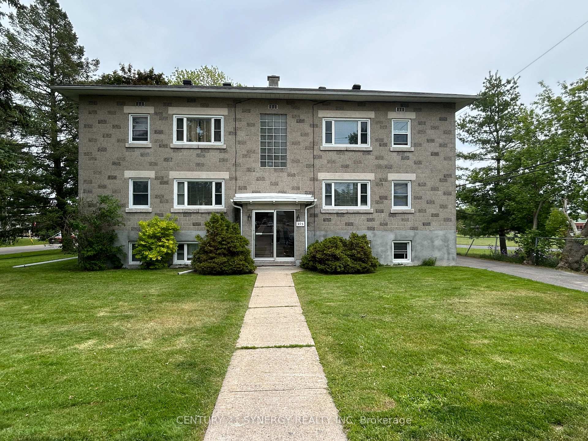 395 Pine Street E, Gananoque, ON, exterior
