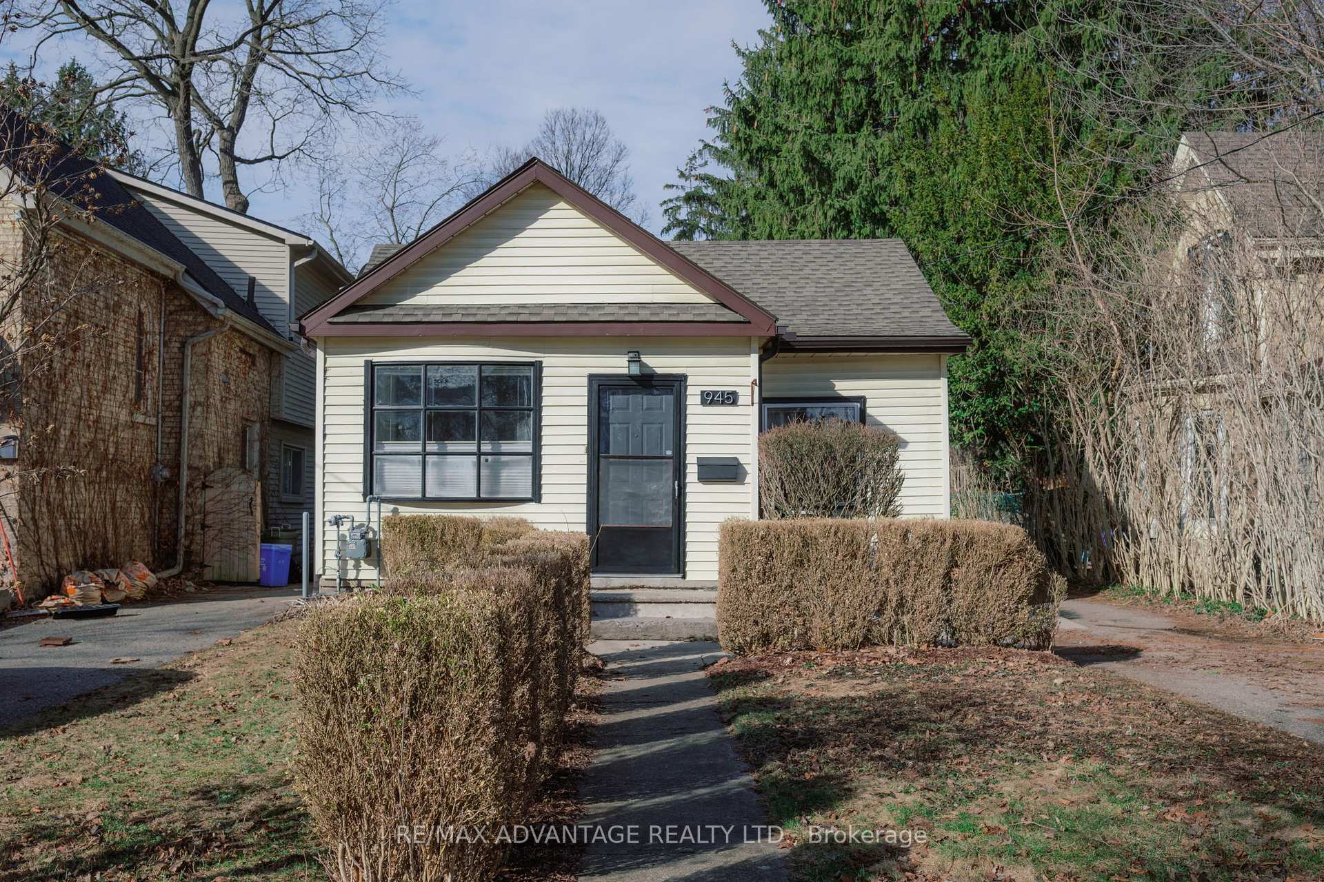 945 Colborne Street, London East, ON, exterior