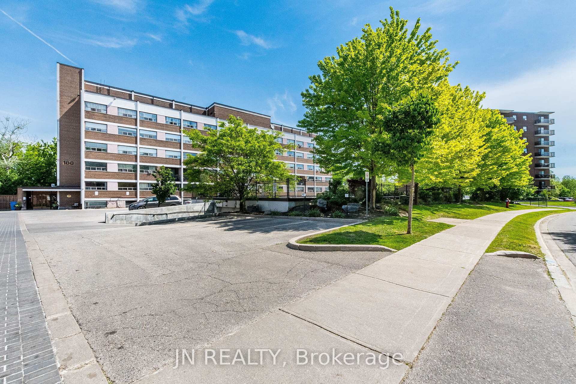409 - 188 Mill Street S, Brampton, ON, exterior
