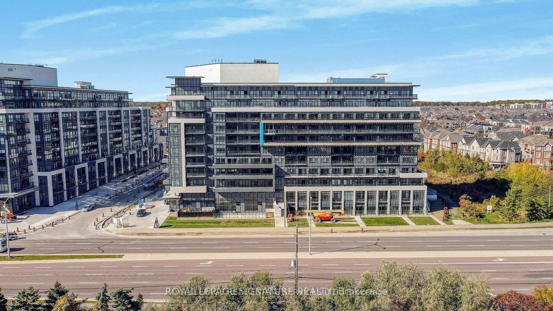 820 - 395 Dundas Street, Oakville, ON, exterior