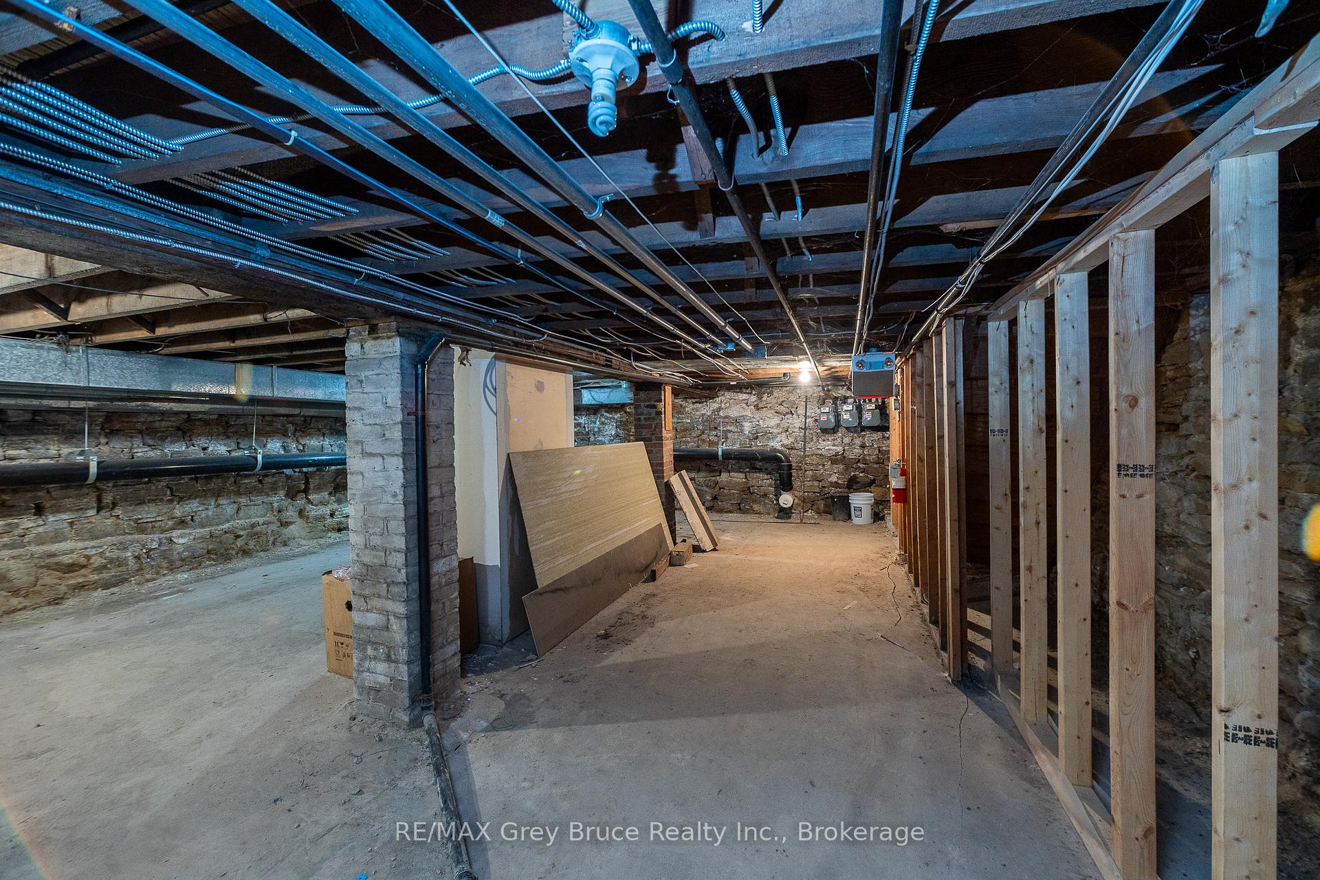 827 2nd Avenue E, Owen Sound, ON, exterior